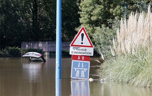Число жертв наводнения во Франции возросло до 19