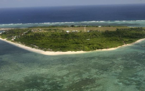 Китай запустил два маяка на спорных островах Спратли
