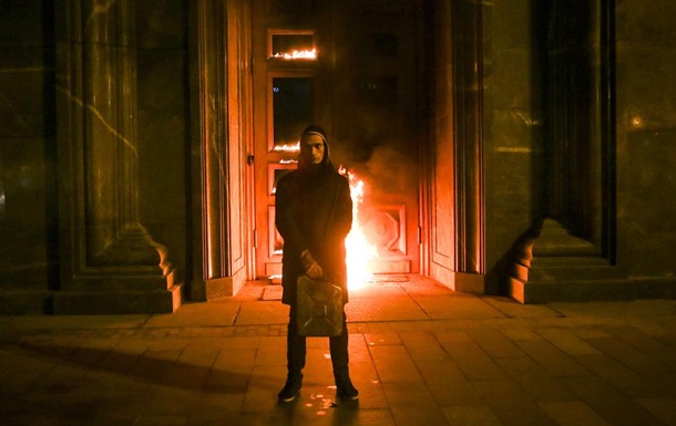 Павленский поджег дверь ФСБ фото