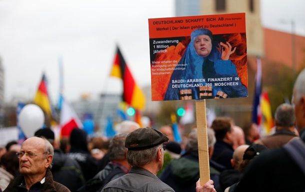 Опрос: 52% немцев недовольны политикой Меркель по мигрантам