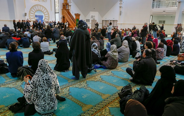Париж будет закрывать мечети и высылать радикалов