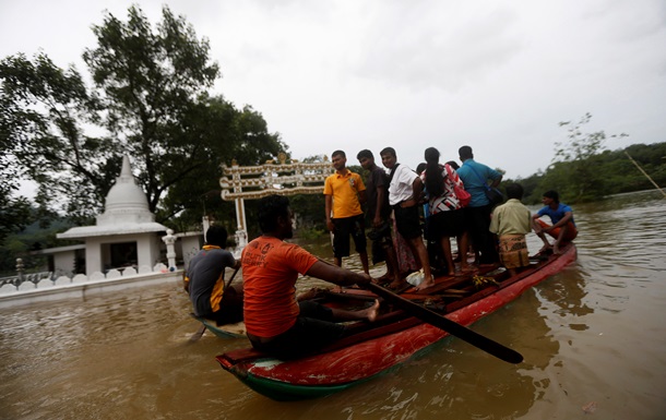 Наводнения на Шри-Ланке: 80 тысяч человек покинули дома