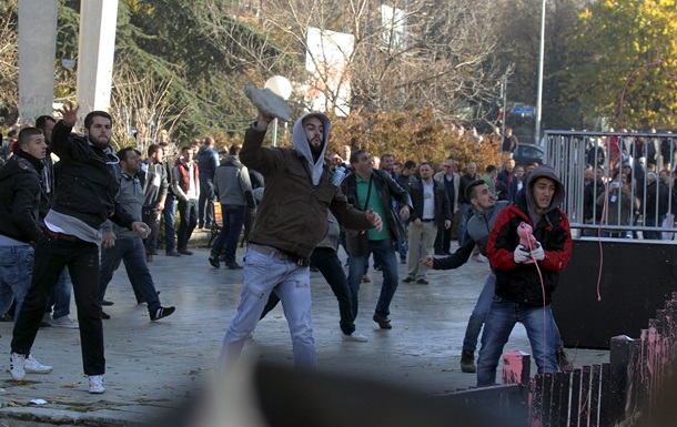 Протесты в Косово: под здание суда бросили гранату