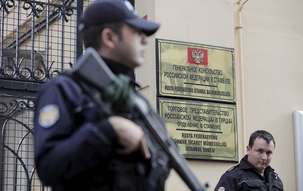 В Стамбуле спецназ окружил консульство России