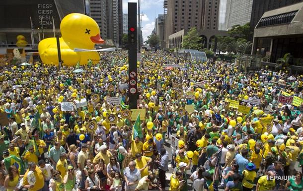 В Бразилии протестующие требуют отставки президента