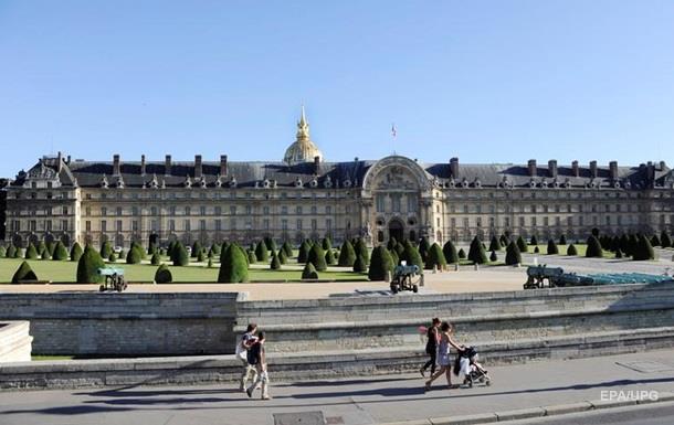 В Париже копы обстреляли авто из-за попытки подъехать к музею