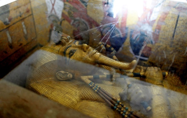 Золотой маске Тутанхамона заново приклеили бороду