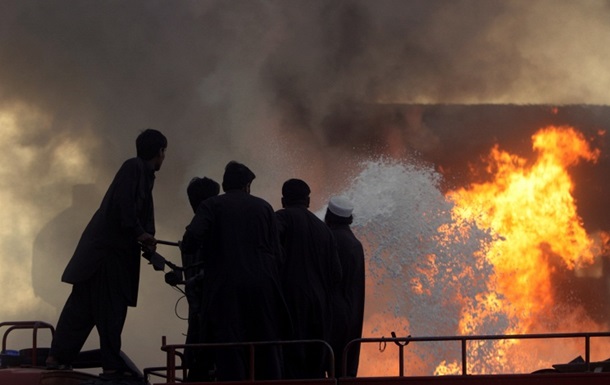 В Афганистане автобус столкнулся с бензовозом: более 50 жертв