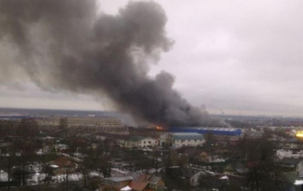 Под Петербургом горит 10 тыс кв метров склада