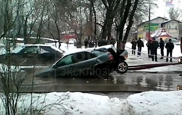 В РФ машине оторвали колеса, вытаскивая ее из ямы