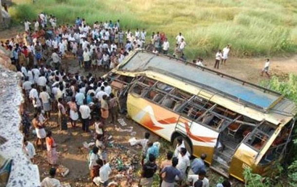 В Индии автобус упал в реку: погибли 20 человек