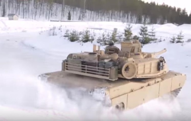 Американские военные устроили дрифт на танках