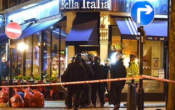 В Лондоне мужчина взял в заложники людей в ресторане