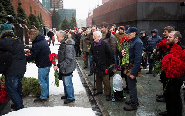 Годовщина смерти Сталина: россияне несут цветы