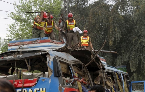 В Пакистане взорвался автобус с чиновниками: 15 погибших