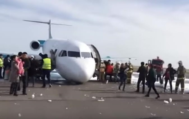 В Казахстане аварийно сел самолет