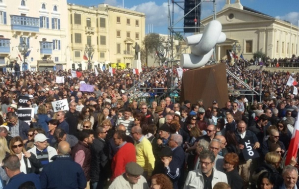 Офшорный скандал: На Мальте митингуют за отставку премьера