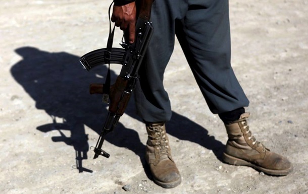 Афганский полицейский застрелил восемь коллег