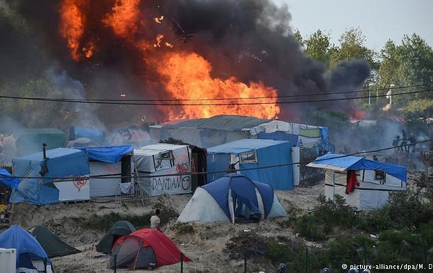 При драке в лагере беженцев в Кале пострадали 40 человек