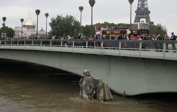 Уровень воды в парижской Сене идет на спад