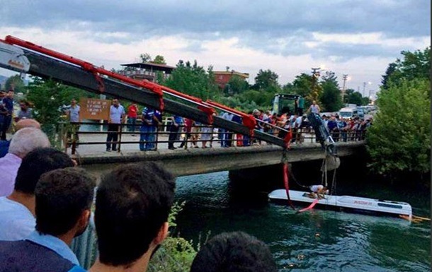 В Турции автобус упал в водоканал: 14 погибших