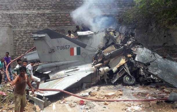 В Индии самолет МиГ-27 врезался в дом