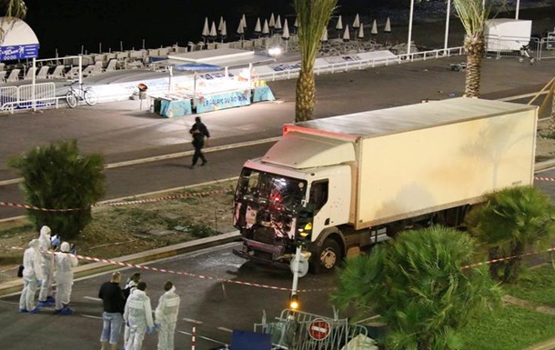 СМИ назвали имя устроившего теракт в Ницце