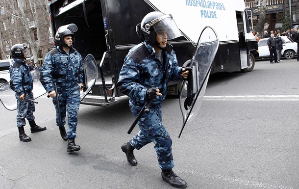 В заложниках в Ереване восемь полицейских 