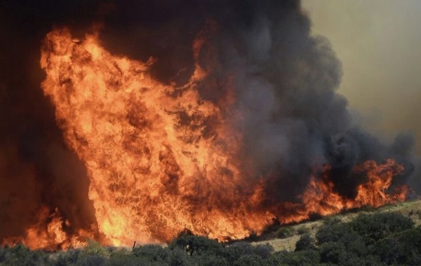 В Калифорнии вновь бушуют лесные пожары