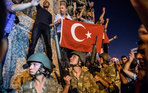 В Стамбуле суд арестовал 36 солдат за участие в перевороте