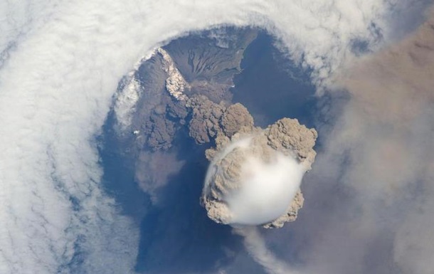 В Индонезии проснулись три вулкана