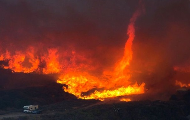 Огненные смерчи над пожарами в Калифорнии