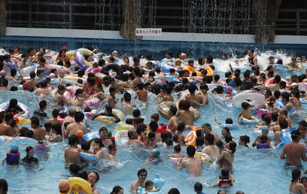 В Токио в аквапарке мужчина ранил восемь девушек