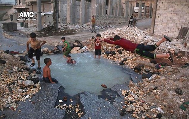 В Алеппо дети устроили бассейн в воронке от взрыва