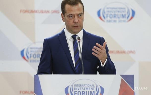 Медведев жалуется на нехватку иностранных финансов