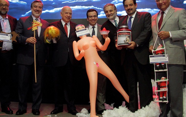 Министру экономики Чили подарили резиновую куклу