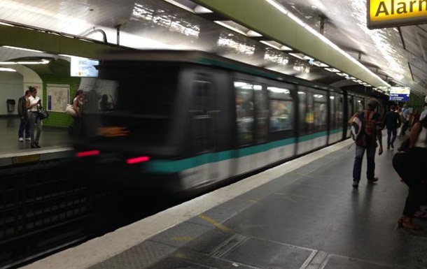 В парижском метро неизвестный с ножом напал на пассажиров