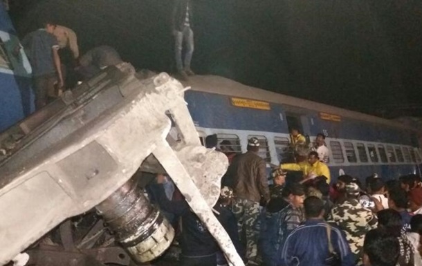 Растет число погибших при сходе поезда с рельсов в Индии