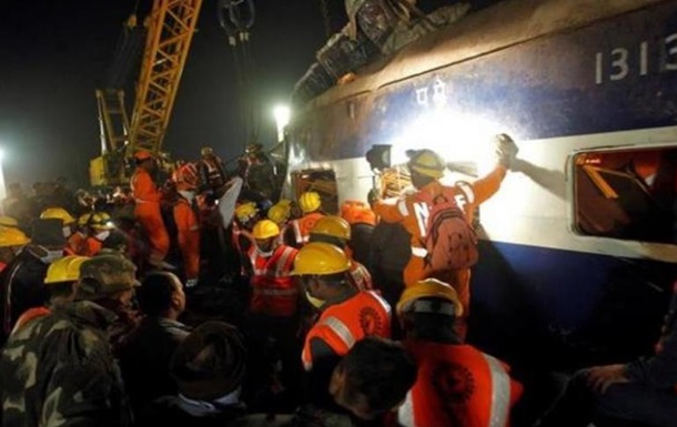 Крушение поезда в Индии: число жертв выросло