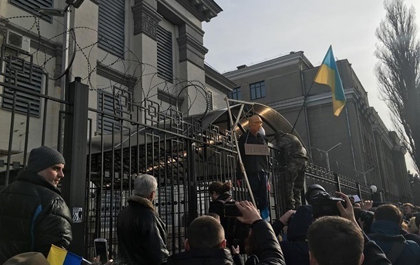 РФ открыла дела по атакам на посольство в Киеве