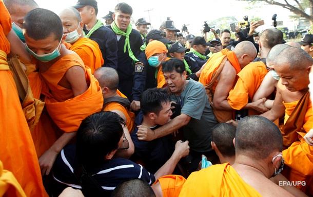 В Таиланде монахи подрались с полицейскими