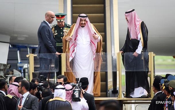 Король Саудовской Аравии прилетел в Индонезию с 460 тоннами багажа