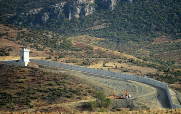 Турция построила на границе с Сирией гигантскую стену