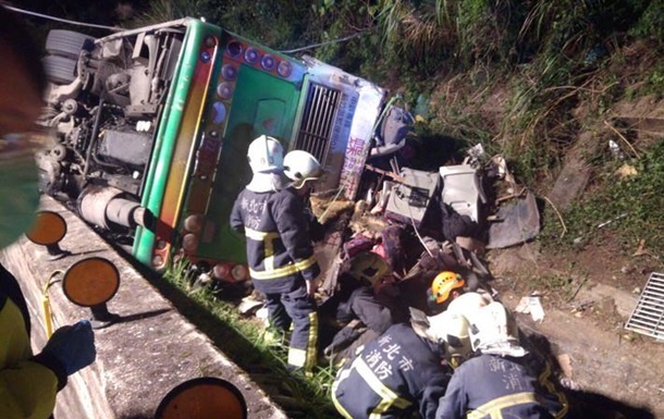 В Китае автобус упал в реку: погибли 13 человек