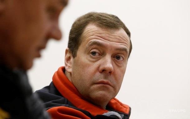 Почти половина россиян поддержала отставку Медведева