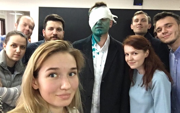 Навального увезли в больницу после нападения с зеленкой