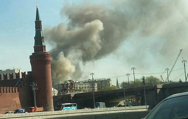 В Москве рядом с Кремлем произошел сильный пожар