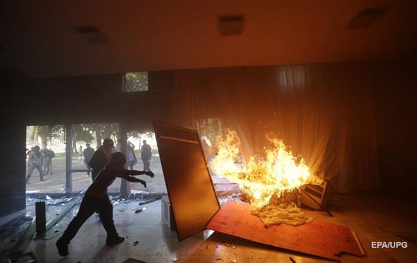 В Бразилии протестующие подожгли министерство