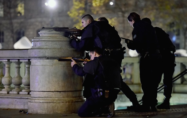 В Париже полиция открыла огонь по атакующему мужчине