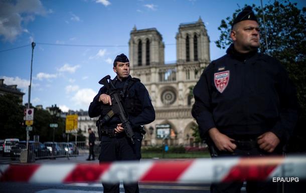 Нападение в Париже: 900 туристов заблокировали